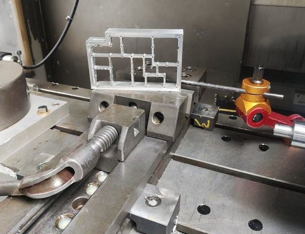 USI64 - Création de pièces - 1 Une pièce en aluminium montée sur une machine