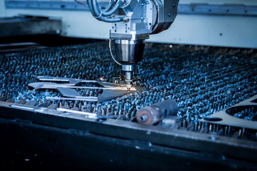 Découpe laser Machine de découpe au laser travaillant sur des plaques métalliques.