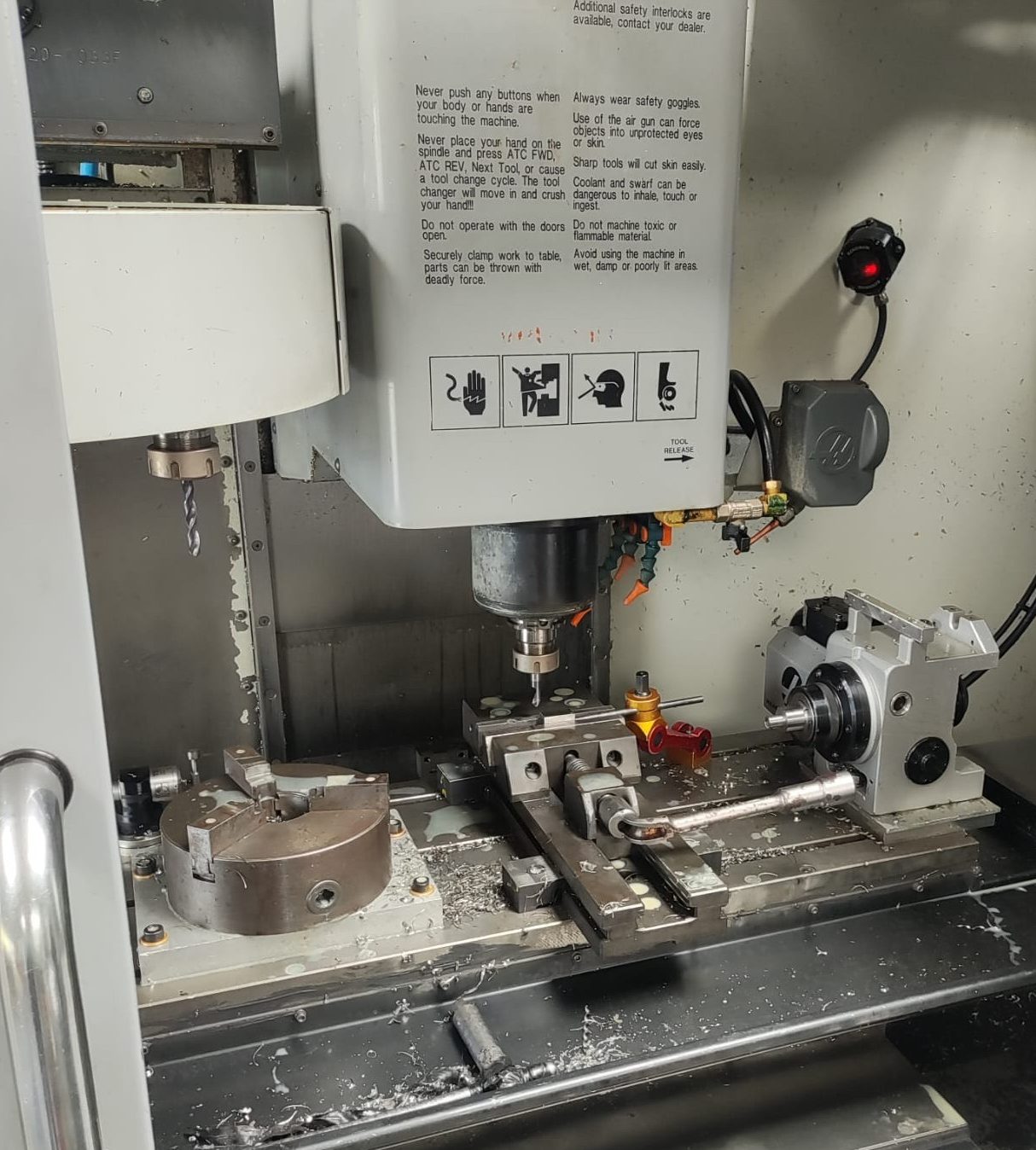 USI64 - Parc machines - Tour CNC Haas TL-2 -2 Machine-outil CNC avec écran et commandes, équipée d'outils de précision.